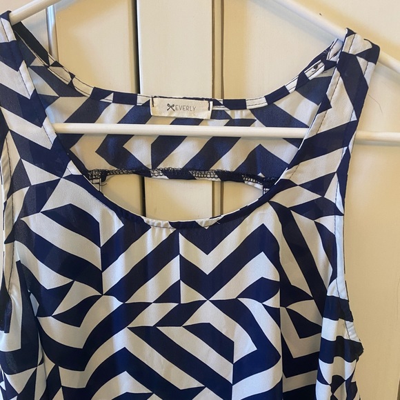 Everly navy and white geometric tank top. Small. - Picture 3 of 4